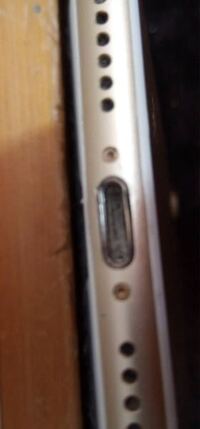 Iphoneの充電器差し込み口を掃除したいのですが 方法がしり Yahoo 知恵袋