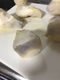里芋の煮っころがしを作りました 下ゆでした時点で紫に変色した Yahoo 知恵袋