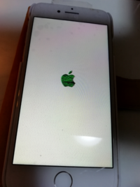 Iphoneの電源が入らないので助けてほしいです 充電してもずっと真っ暗で Yahoo 知恵袋