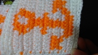 かぎ針編みの 編み込み模様 について

編み込んでいる方の糸が見えてしまう(白糸からオレンジ糸が透けている)問題の解消法はありますか？

白糸ではなくグレー糸などで編むように目立たなく する方法しかないのでしょうか。