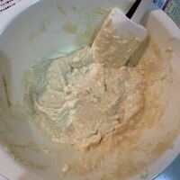 オレオクリームチーズケーキを作ろうとしたんですが、クリームチーズ（250g）と砂糖（50g）とレモン汁（5cc）を混ぜたらダマになってしまいました。とろとろで滑らかになるにはどうすればいいですか？ 