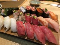 一番手前に4つ並んでる赤い身のネタは ブリの赤身ですか マグロですか Yahoo 知恵袋