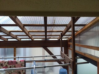物干し屋根の骨組み 桟木 垂木 上面のビニールトタンと接した部分に気づ Yahoo 知恵袋