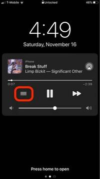 iPhone版Spotifyのロック画面での操作についての質問です。 iPhoneのロック画面に表示される音楽プレイヤーの⏪ボタンが急に「三」のようなメニューボタンに置き換わり、ロック画面からお気に入りへの追加が可能になりました。
しかし、数分後にそのボタンが消え、通常の⏪ボタンに戻ってしまいました。

個人的には⏪を使うことはなく、ロック画面かれお気に入りへの追加ができるほうが便利なので、...