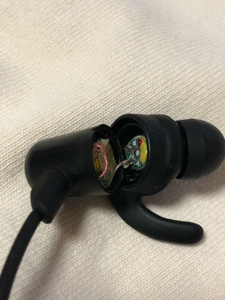 壊れたイヤフォン ワイヤレスイヤホンを踏んでしまって壊れました。 - 音は聞こ