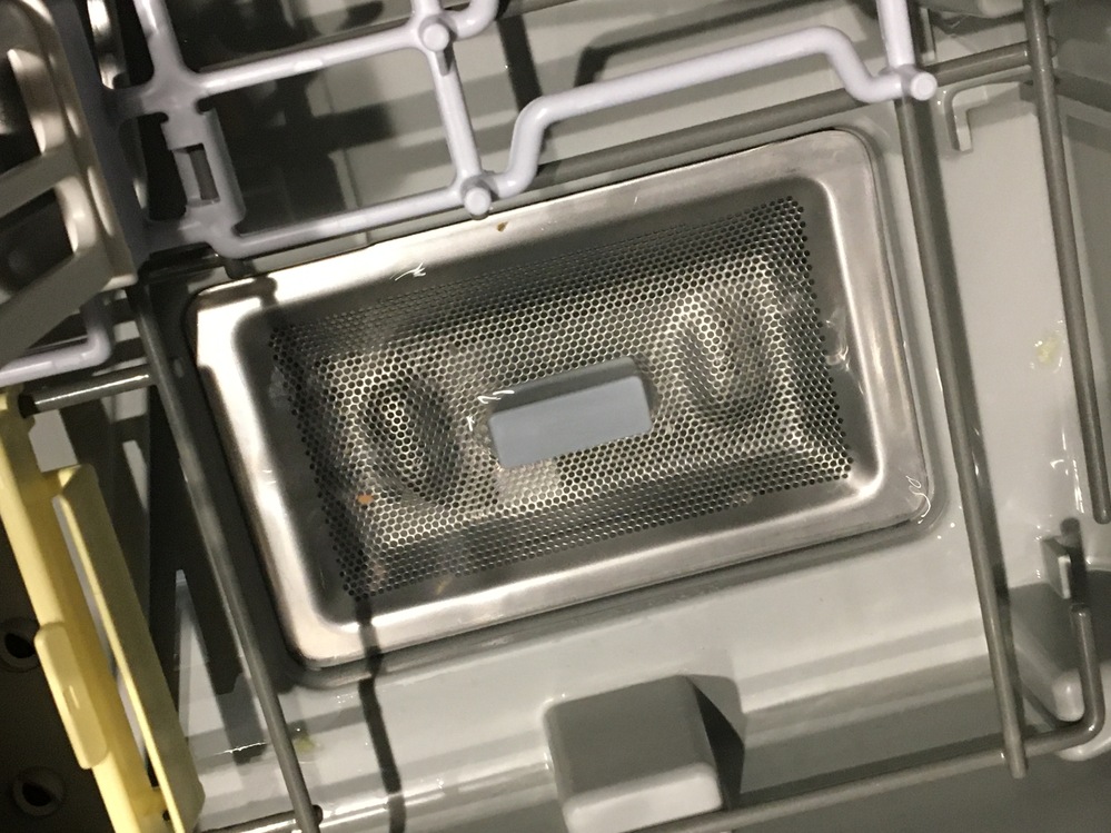 食洗機を使用したあと排水の銀のふたより5ミリぐらい上まで水が抜けず 