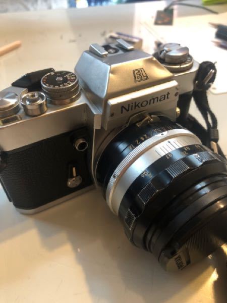 ひと昔まえのフィルムカメラnikomatElを使ってるます。フラッシュ