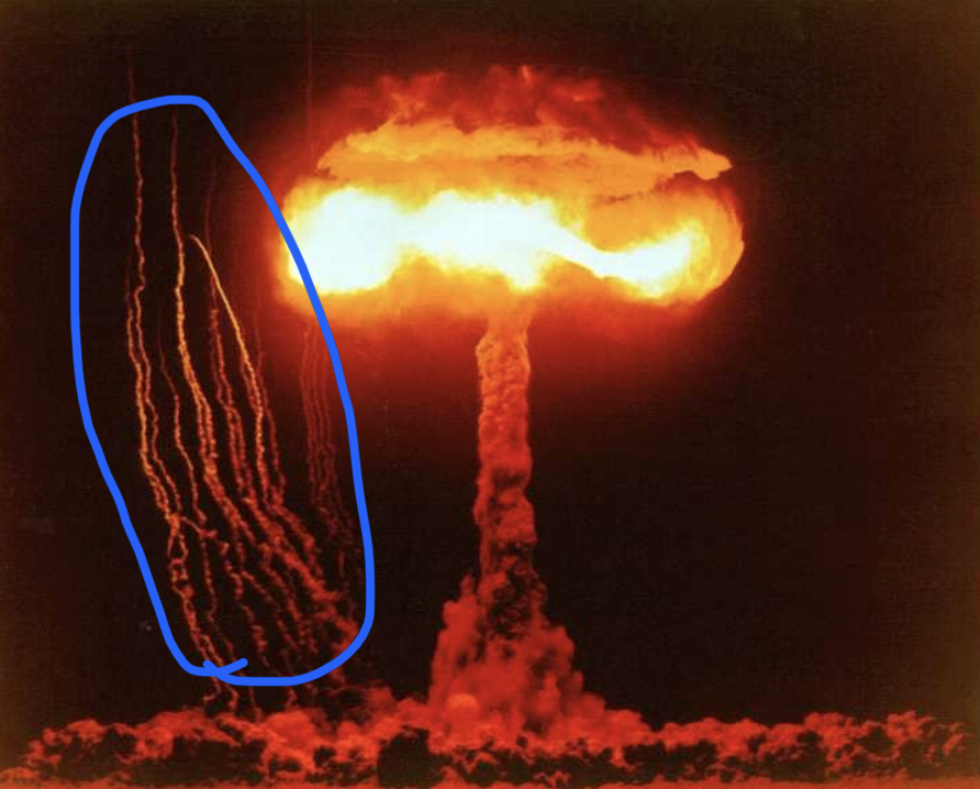 よく核爆発の写真を見るとキノコ雲の隣に縦に白い筋が何本かあるのが見受け Yahoo 知恵袋
