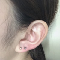 二つ目のピアスの穴開けたのですか位置が高すぎてしまったなと後 Yahoo 知恵袋