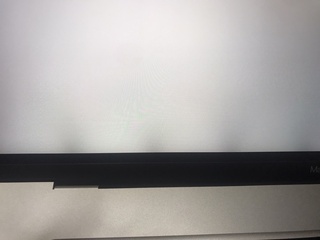 新品のmacbookを購入したのですが 画像のように白い画面に黒い影が Yahoo 知恵袋