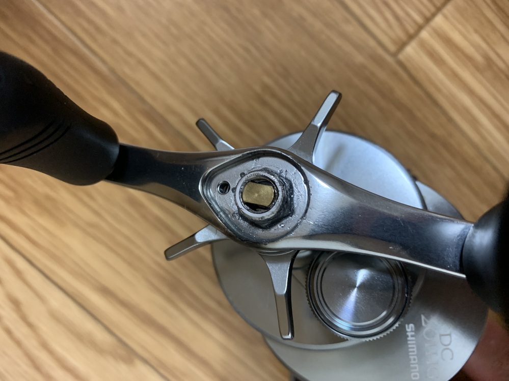 SHIMANO CALCUTTA CONQUEST DC 101 ハンドル交換 カルカッタコンクエストdcのハンドル交換をしようとしたのです