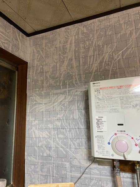 古い家のキッチンのアルミ板の壁紙を明るくしたく、セリアで耐熱 