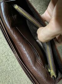 財布の側面にあるこの小さいポケットは何に使うものですか？ - 特に