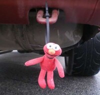 車のリアバンパーの下に なにかぬいぐるみのようなものを付けて走行して Yahoo 知恵袋