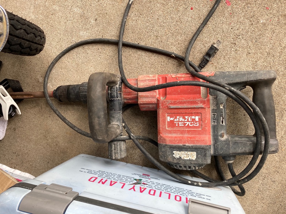 建設工具のヒルティのハツリ機（TE705）を修理できる方知りませんか 