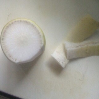 大根の皮の境目が黒いのは何故でしょうか 家庭菜園で育てたものです全部で Yahoo 知恵袋