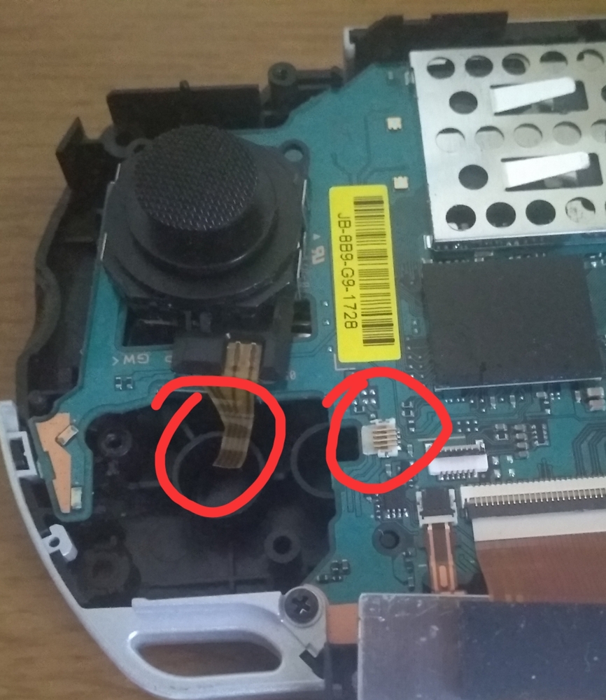 PSP3000のアナログスライドパットの状態が悪かったため取り外していたところ接続部分のプラスチックを壊してしまいました。 この状態で新たなアナログスライドパットを購入し瞬間接などでアナログスライドパットを接続させることはできるのでしょうか？