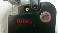 このバッテリーのACアダプターを探しています。バッテリー自体はリチウムの36v5ahのものです。それ以外の情報は分かりません。純正品は品切中でした。 