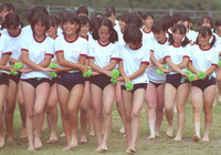 女子の方体育祭の女子創作ダンスってなぜ全員土の上にもかかわらず 裸足 Yahoo 知恵袋