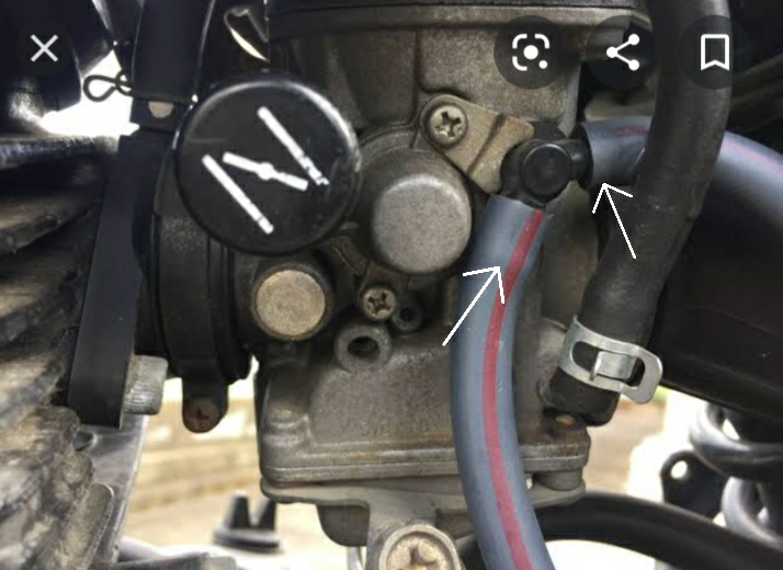 バイクのキャブレターのこの二本のホースはなんですか？ - この画像だ 