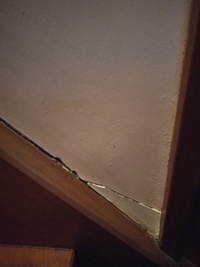 家の内壁のひび割れを自分で補修したいです 調べてみたのですが Yahoo 知恵袋