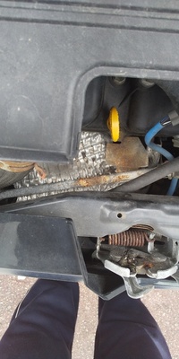 写真のダイハツムーヴL175Sの配管は何の配管ですか？エアコン？エンジンオイルのゲージの車両前方にありますが錆びています。大丈夫でしょうか？ 