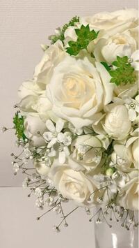 このブーケに使われている花と緑の名前を教えてください 白バラとか Yahoo 知恵袋