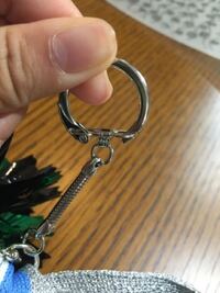 このキーホルダーの付け方教えてください 画像左側のレバ Yahoo 知恵袋