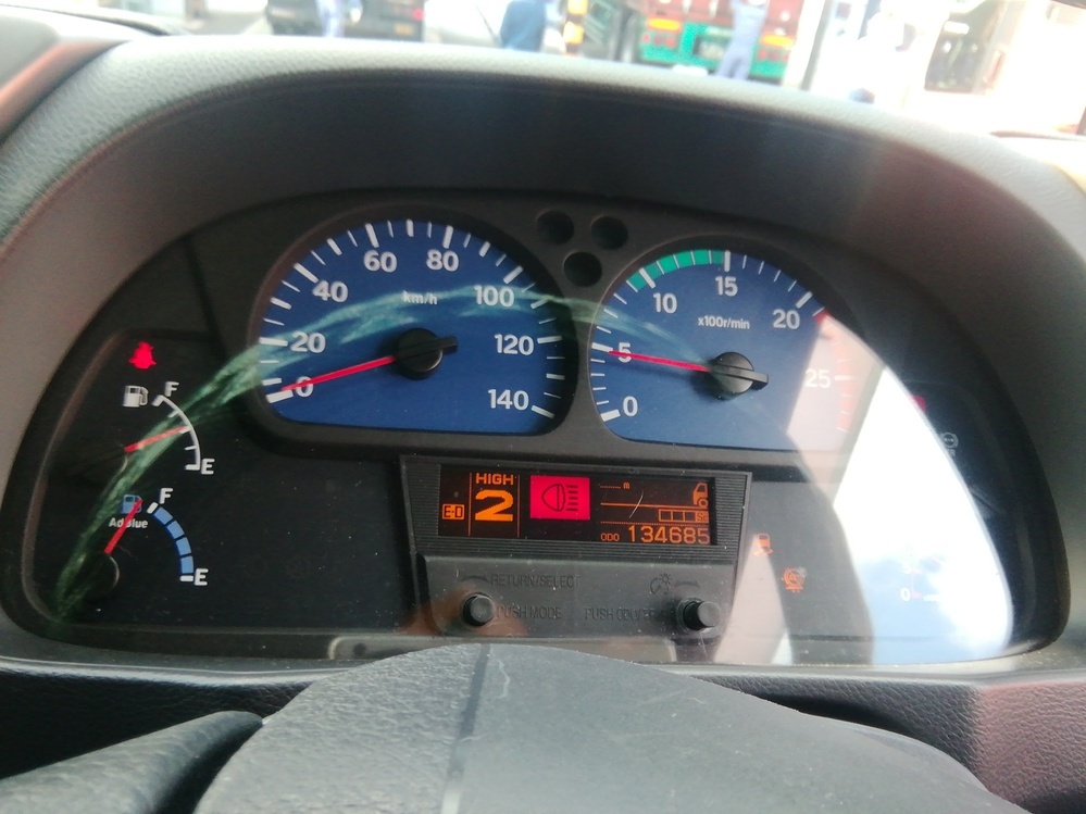 日産クオンですフォグランプの赤バージョンみたいな。この警告灯