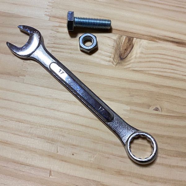 DIY素人です。工具のスパナの使い方について質問です。写真のような 