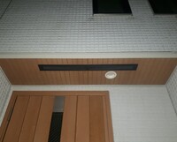 新築を建築中なのですが玄関ポーチのダウンライトの位置がかなり右に寄ってました 教えて 住まいの先生 Yahoo 不動産