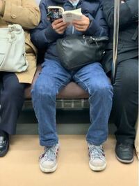 電車で座る時に 肘をしっかり引いて自分の身体の真横に置く人が許せないので Yahoo 知恵袋