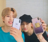 straykidsのスンミンのスマホケース（左です）はどこに... - Yahoo!知恵袋