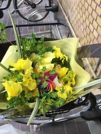 花束を渡したいのですが 花束は花屋さんに行って頼めば当日に作ってもらうことが Yahoo 知恵袋