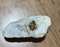 この石の中にある金色の物質は何か教えて下さい 写真だけで判断は難 Yahoo 知恵袋