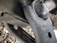 ロアアームのブッシュだと思いますが もう交換時期でしょうか Yahoo 知恵袋