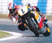 オートバイのレーサーの事なんですが 2スト500とモトgpでの4スト1 Yahoo 知恵袋