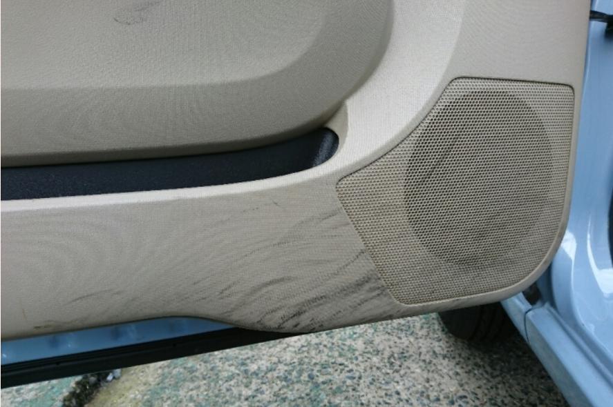 画像のドア内張りの靴で蹴ってしまった跡の汚れ落としはどのようにされてい Yahoo 知恵袋