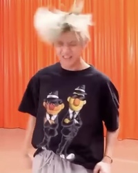 このテヒョンが着てるTシャツのブランド名と、販売しているところを 