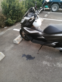 自宅でバイクにガソリンを入れました こぼれてしまってバイクと地面付いて臭い Yahoo 知恵袋