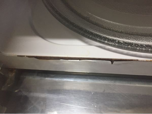 電子レンジの下あたりの塗装が剥がれ落ちてきたのですが、このま 