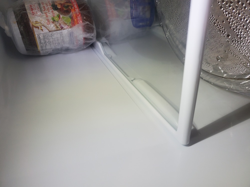 買ったばかりの冷蔵庫内に黄ばみ - 添付画像のように買って1ヶ月しかた 