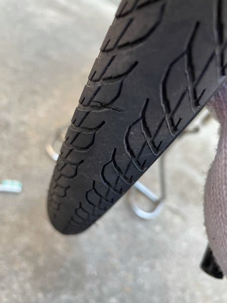 至急です。 - 自転車のタイヤについてなのですが、この真ん中の傷は 