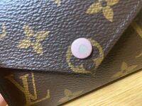 Louisvuittonの直営店で購入した財布なのですが 中央のボタン Yahoo 知恵袋