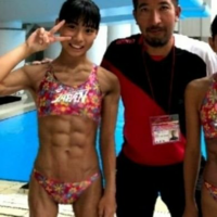 Akbの岡田奈々さんって女性なのになんでこんなに筋肉があるんです Yahoo 知恵袋