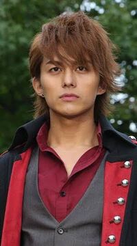 高校生男子です 仮面ライダー鎧武が好きで 駆紋戒斗の様な髪型にしたいの Yahoo 知恵袋