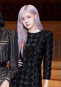 ロゼくらいの紫髪ってどのくらいまで白くすれば綺麗に入りますかね Yahoo 知恵袋