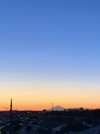 夕方の空の色に関する質問です 下の画像で富士山の背景はオレンジ色に染ま Yahoo 知恵袋