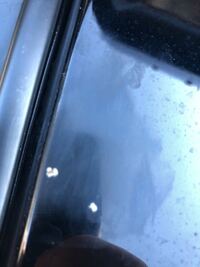 少し分かりにくいのですが車の上のところに5mm角くらいの塗装剥げが見つ Yahoo 知恵袋