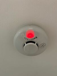 火災報知器について。 さっき誤作動してしまって(パスタ茹でてました)ボタン咄嗟に押したんですが、赤い点滅ランプが消えません。

放置してれば消えますか？